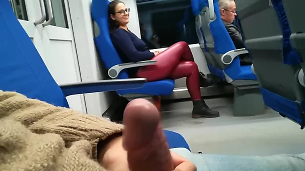 Meisje met bril pijpt een vreemde in een trein