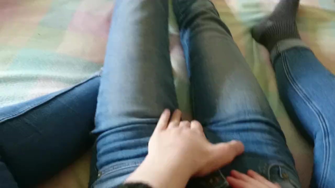 Lesben fingern die Muschi ihrer Freundin, bis sie in hausgemachtem POV abspritzt Bild