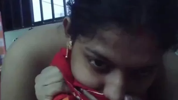 Femme indienne donne la tête à son petit ami en pov maison