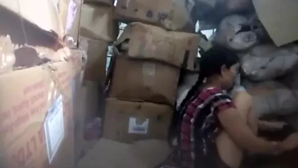 Garota nepalesa é fodida pelo chefe na despensa