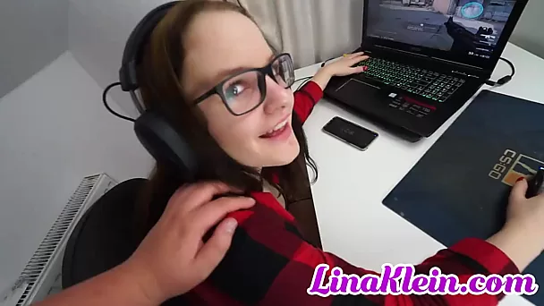 Nerdy gamer girl se fait baiser dans un film de sexe pov