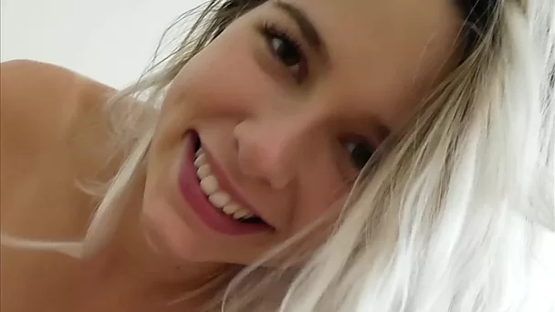 Amateur Teen fingert ihre Muschi und wird in einem POV-Pornofilm in Nahaufnahme gefickt
