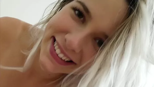 Adolescente amador dedos sua buceta e é fodido em close-up filme pornô POV