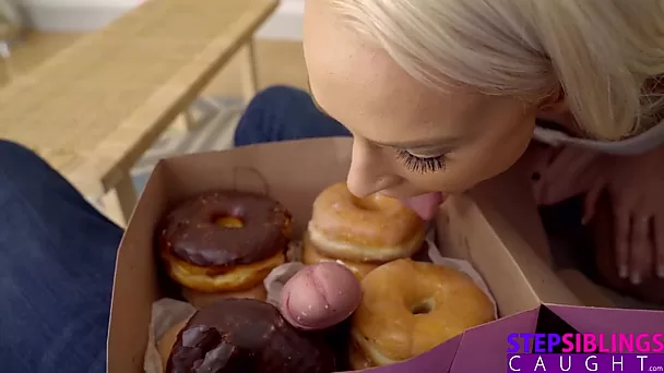 Die heiße Stiefschwester Emma Hix bekommt einen großen Schwanz in einer Schachtel Donuts POV-Familienfick