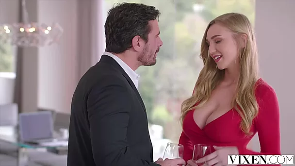 Die vollbusige Blondine hat Sex mit ihrem Chef in einem kostenlosen Vixen-XXX-Video