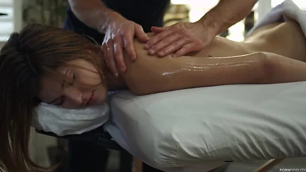 Leah Gotti reçoit un massage relaxant avec un service de creampie