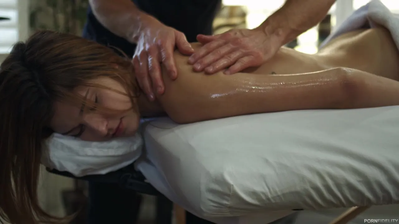 Leah Gotti gets relaxing massage with creampie service