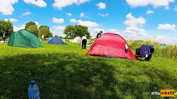 Riskante pov-seks in de tent in een druk kampeerkamp met een Russische tiener