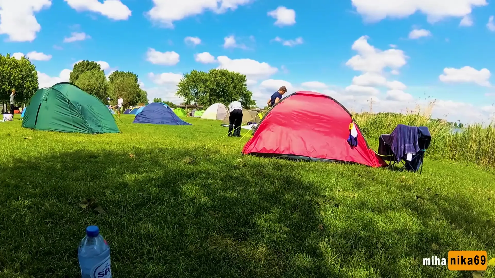 Riskanter POV-Sex im Zelt eines überfüllten Campingcamps mit einem russischen Teenager
