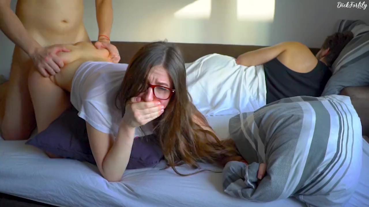 Elle trompe son petit ami sur le lit où il dort Photo porno