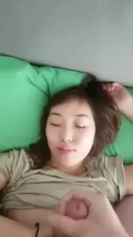 Une asiatique sexy suce une bite et prend du sperme sur le visage