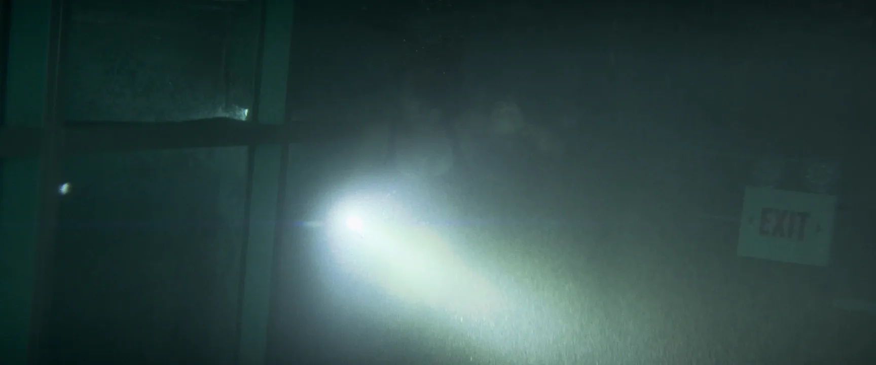 Alexandra Daddario debaixo d'água em San Andreas