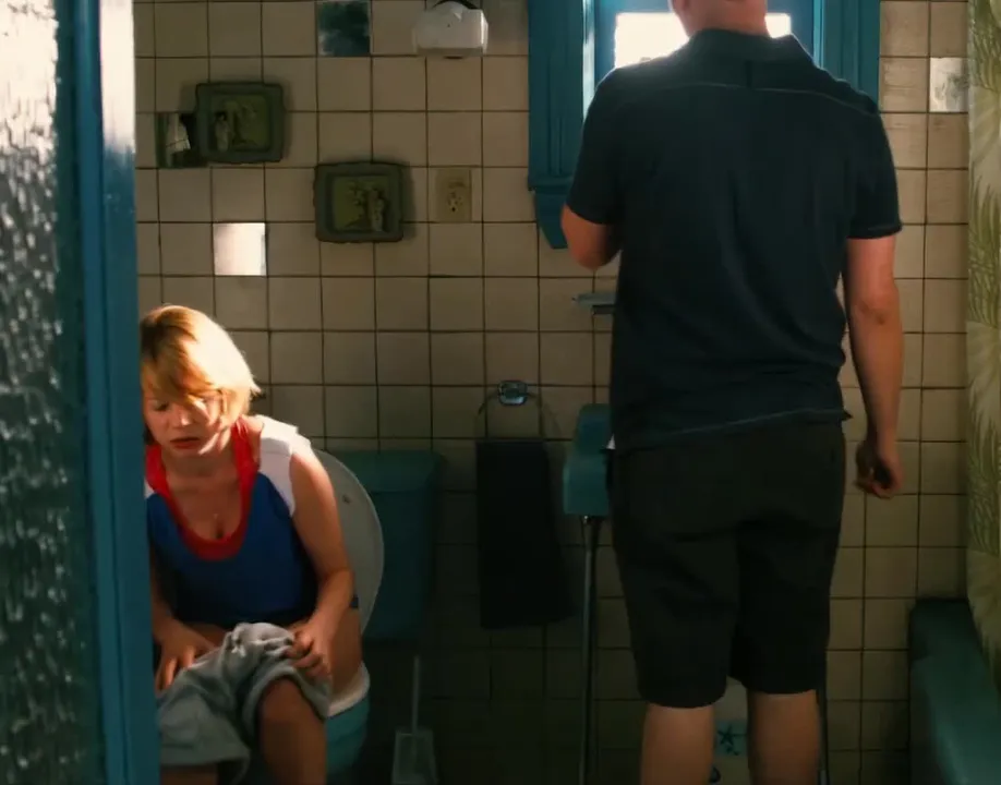 Michelle Williams trama nua no banheiro em "Take This Waltz"
