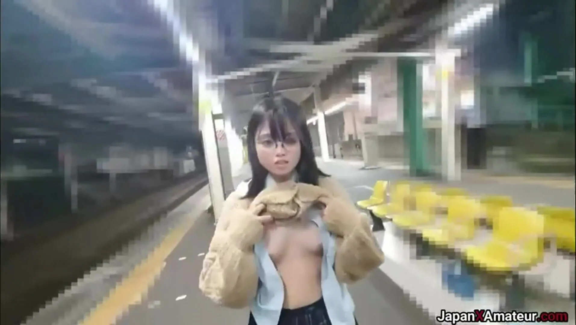 Japanische Amateurin zeigt ihre Titten, bevor sie auf einem Bahnsteig einen Blowjob gibt