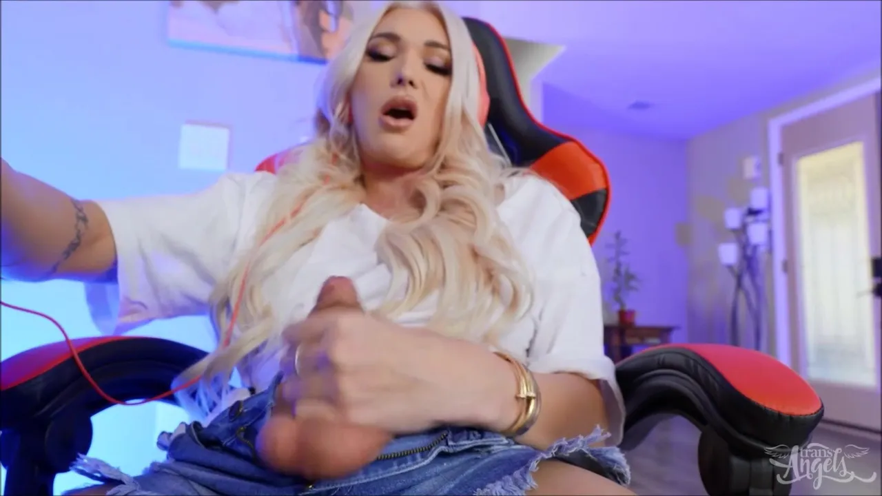 Aubrey Kate - Chica gamer traviesa