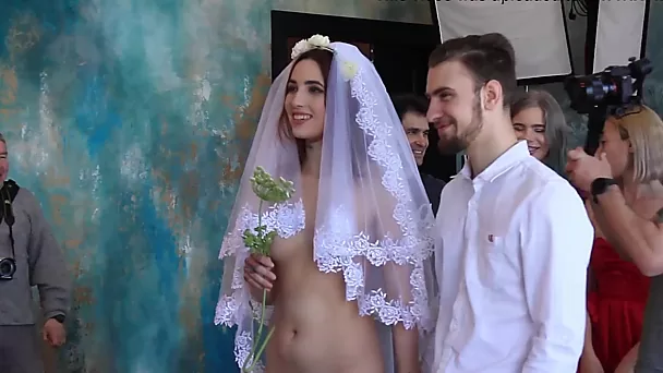 Loca boda rusa con novia desnuda