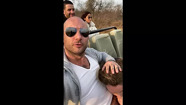 Hottie suce la bite de son petit ami et avale du sperme pendant un safari en plein air