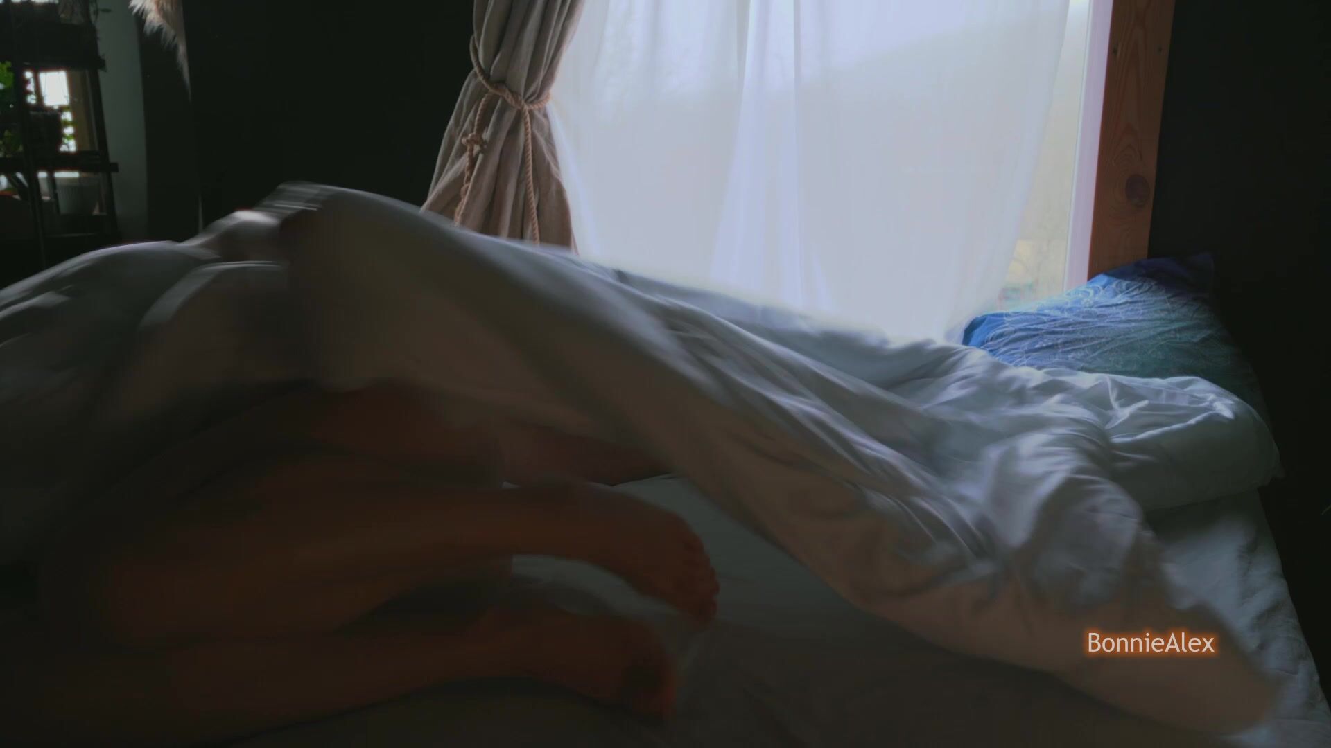 Нежный минет и секс под одеялом с веселым окончанием (Видео снято студией)