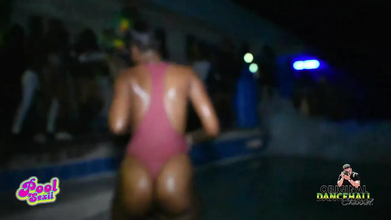 Getting that big ass wet while shaking it by the poolside
