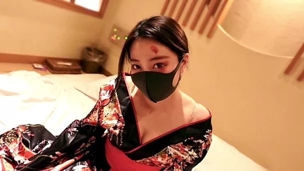 Japanisches Mädchen im Kimono ist deine private Masseurin in der Halloween-Nacht