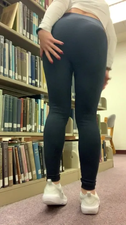 Komm in meine Muschi in der Bibliothek