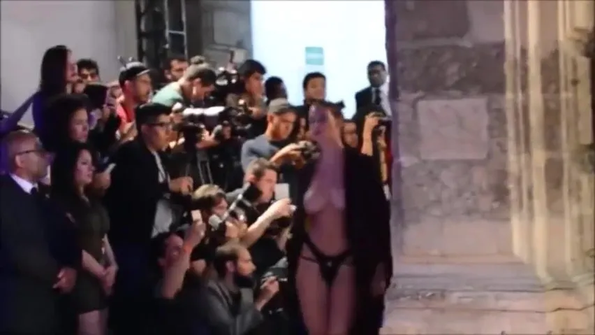 Alejandra Guilmant montre fièrement ses gros seins naturels sur le podium