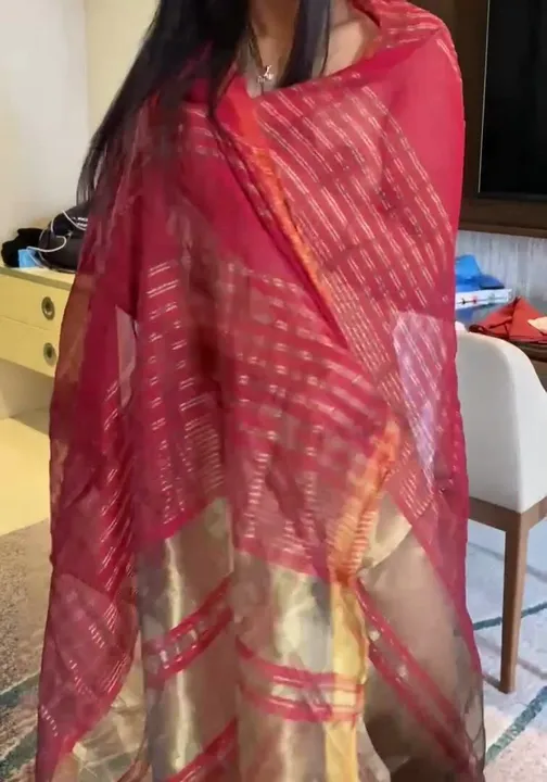 Je n'aurais pas dû faire ça, je me sens coupable et vilaine de faire ça dans mes vêtements indiens traditionnels...