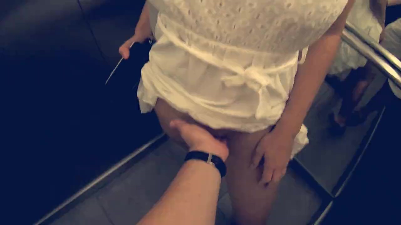 Echter Sex in der Öffentlichkeit im College-Aufzug mit Studentin