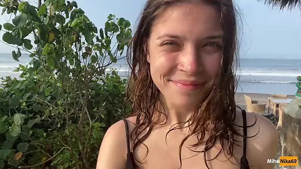 Sexo arriscado de Petite Russian Cutie em férias 60FPS