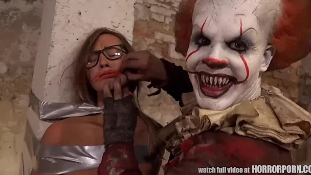 Pennywise atrapó a mi novia y la folló de manera ruda