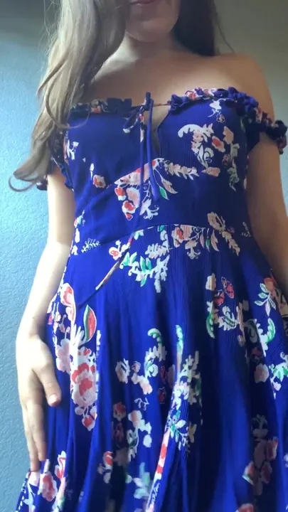 gefällt es dir, wie ich mein Sommerkleid für dich ausziehe?