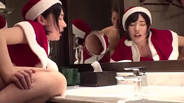 Santa-girl japonaise devenue folle avec un étranger à l'intérieur