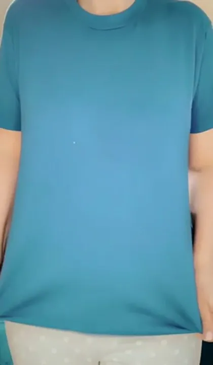 Tittentropfen im großen T-Shirt