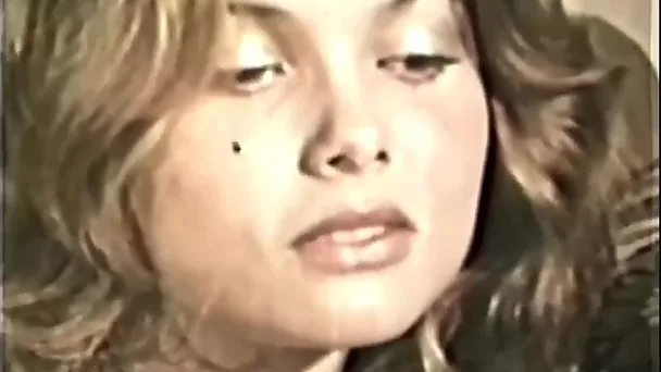 La encantadora billie recibe semen en sus grandes tetas después de una buena cogida vintage