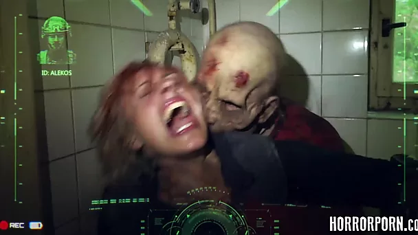 Zombie neukt luide teef hard in horrorporno