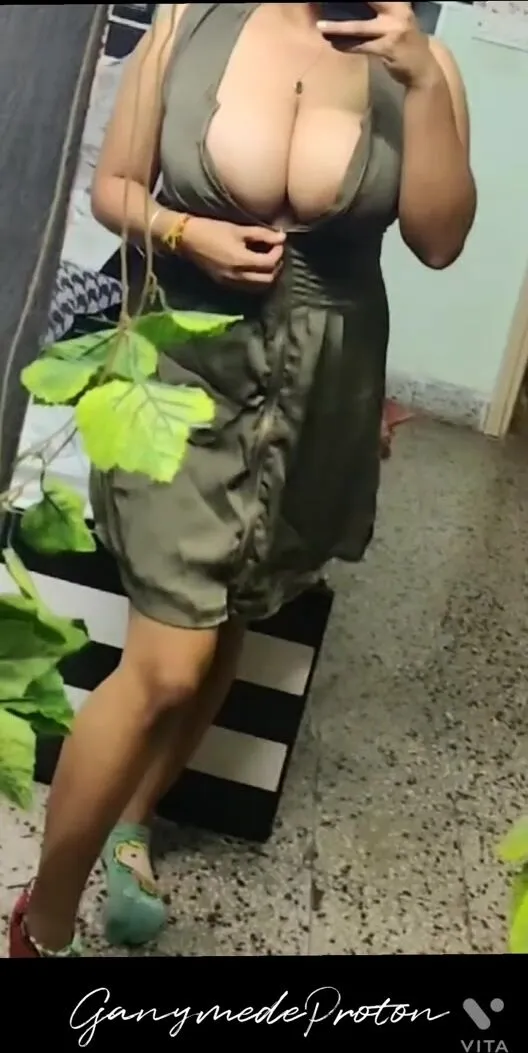 Meus seios não se acomodam mais nesse vestido, e não sei se estou feliz ou triste com esse aumento de tamanho