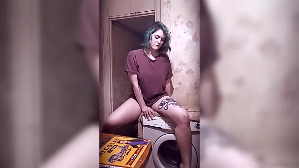 Adolescente tatuada brinca com sua bucetinha aparada na máquina de lavar