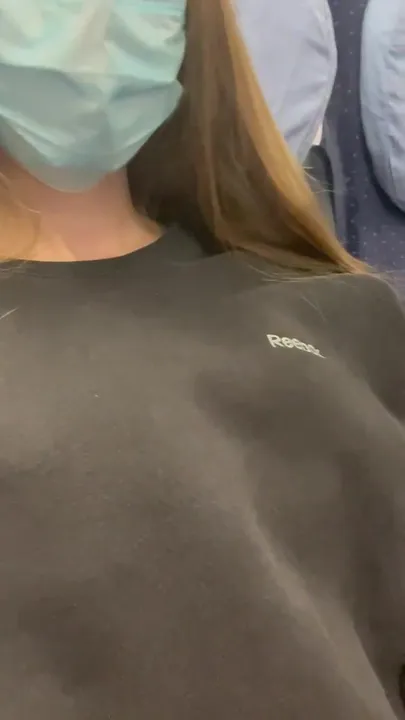 Meine Brüste direkt neben einem anderen Fahrgast im Zug zeigen