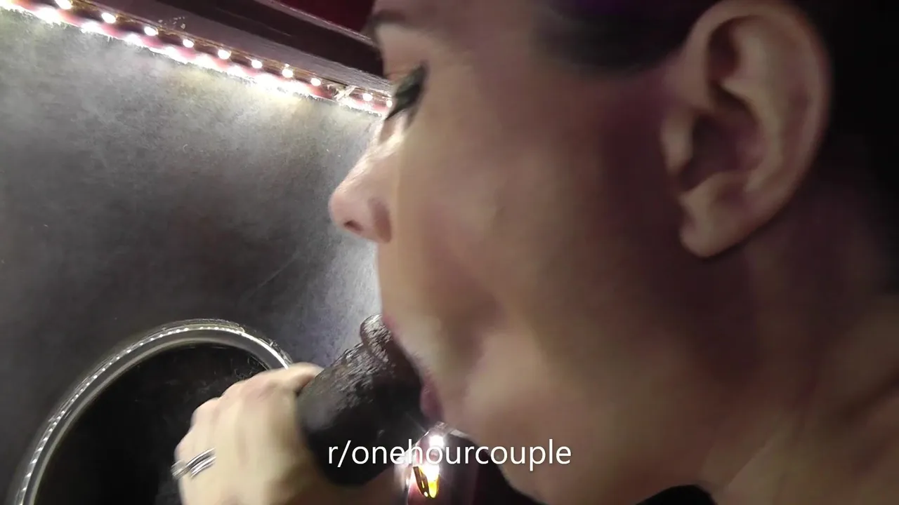 Hotwife tomando pau preto cru na festa do Gloryhole!!