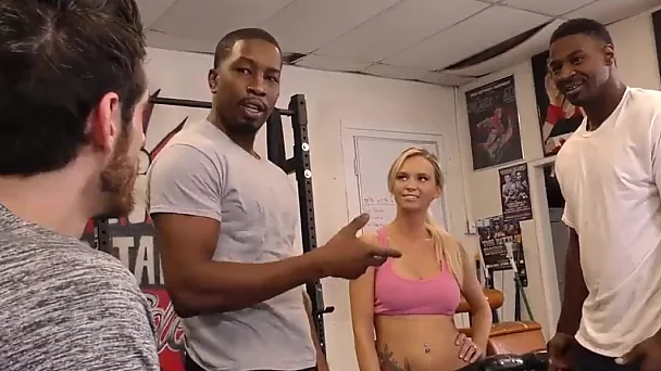 Trio bbc intense dans la salle de gym pour blonde pendant que cocu regarde