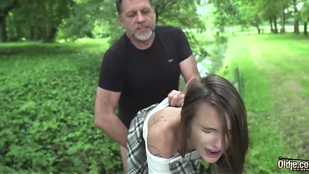 Joven ninfómana pone a prueba la fuerza sexual de un anciano en modo duro follando