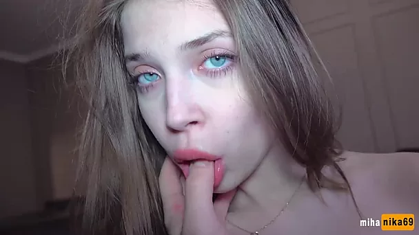 Une voisine suce profondément et baise comme une folle (adolescente russe, énorme faciale, pov)