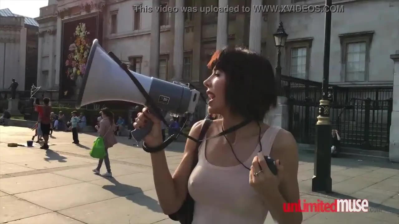 Public Place Mirror Protest: Mädchen lässt sich in einer Kiste anfassen