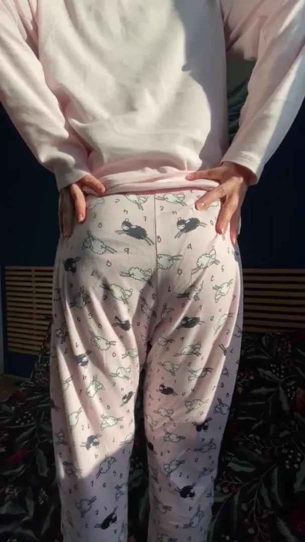 Was würdest du tun, wenn ich meinen Pyjama so ausziehe?