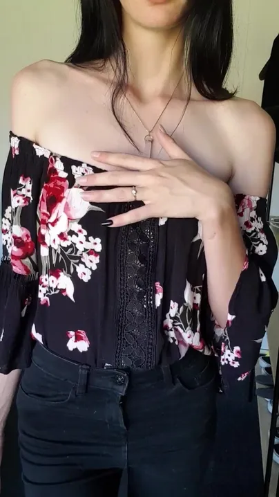 My boyfriend told me not to wear this shirt without a bra so I decided to show you all my tits instead ✌
