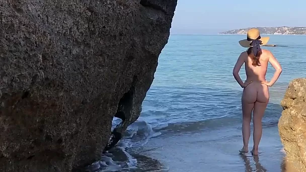 Una pareja de nudistas encontró un rincón solitario en la playa para aliviar la presión sexual
