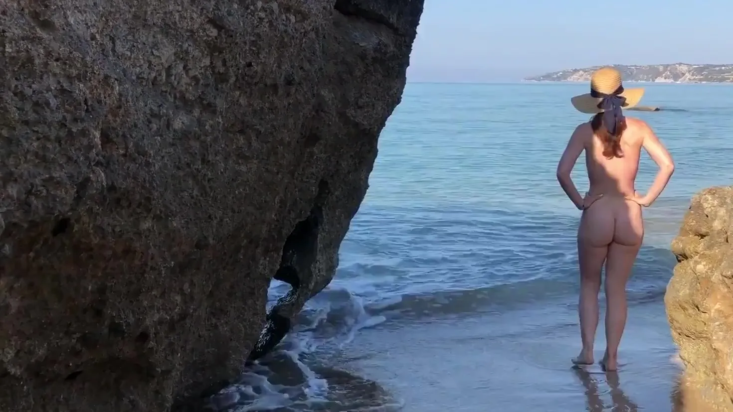 Ein paar Nudisten fanden eine einsame Ecke am Strand, um den Sexdruck abzubauen Foto
