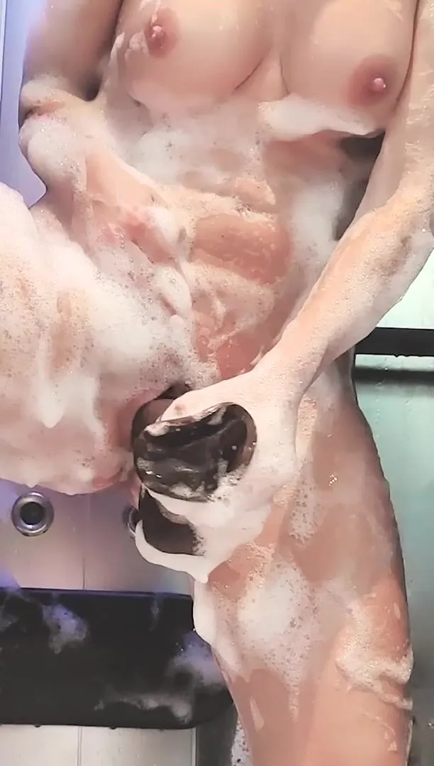 Ich liebe es, Orgasmen unter der Dusche zu haben