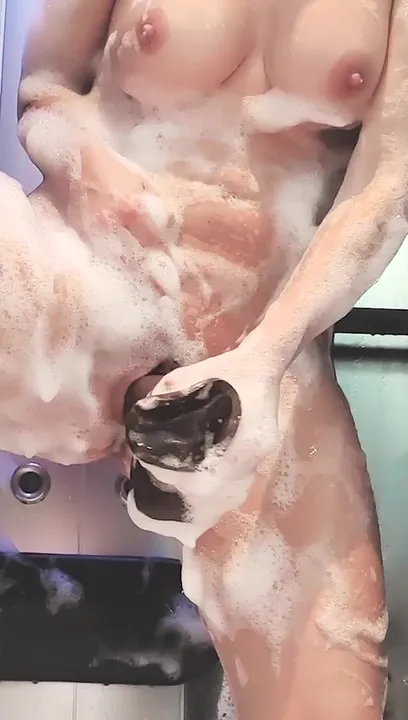 J'adore avoir des orgasmes sous la douche