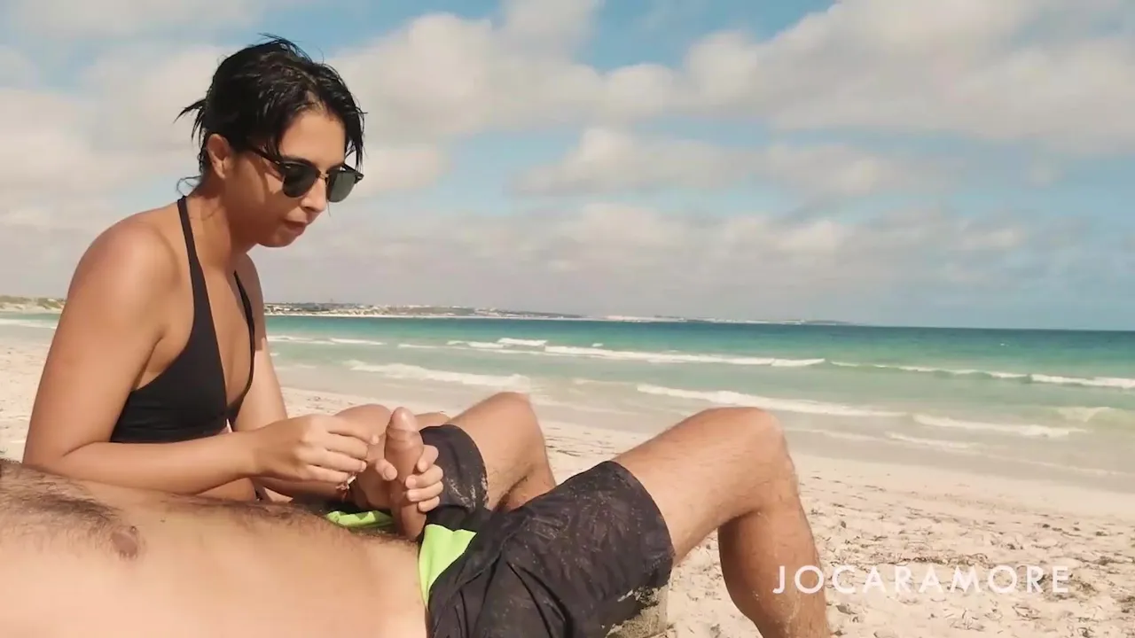 Boquete arriscado na praia pública....